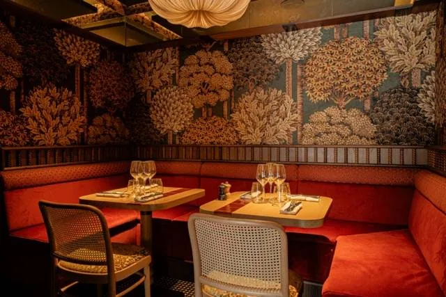 Banquette velours et tapisserie fleurie