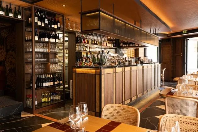 Le bar et la cave à vins