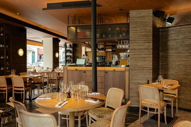 La salle et ses chaises bistrot