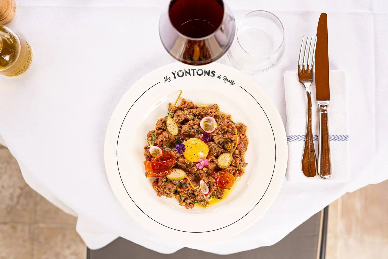Tartare dressé sur assiette signée Les Tontons de Neuilly